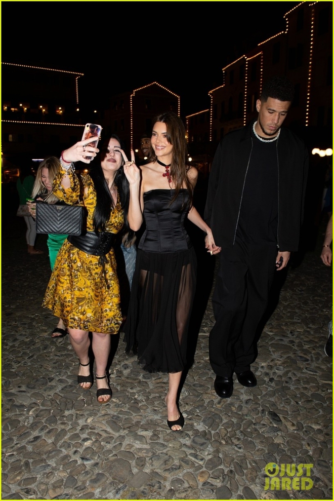 Kendall Jenner diện đầm xuy&ecirc;n thấu gợi cảm đi ăn tối c&ugrave;ng bạn trai ở Italy - Ảnh 4.