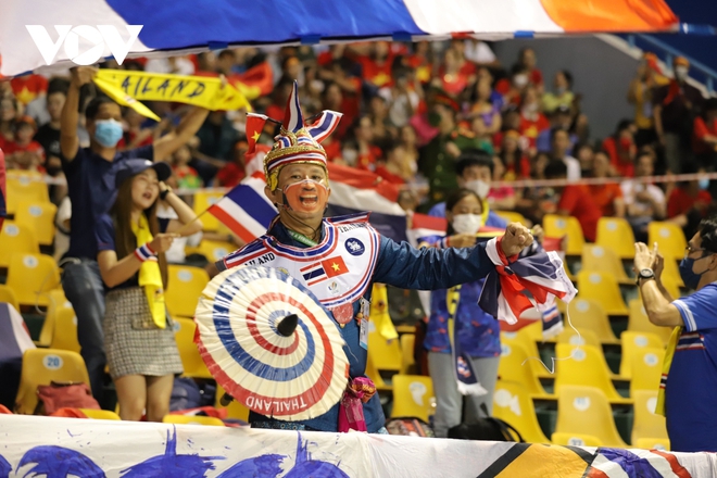 Cận cảnh kh&ocirc;ng kh&iacute; rực lửa tr&ecirc;n s&acirc;n Cẩm Phả ở chung kết b&oacute;ng đ&atilde; nữ SEA Games 31 - Ảnh 4.