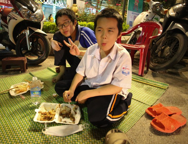 CĐV giữ chỗ xuy&ecirc;n ng&agrave;y đ&ecirc;m chờ mua v&eacute; xem tuyển nữ Việt Nam đ&aacute; chung kết - Ảnh 5.