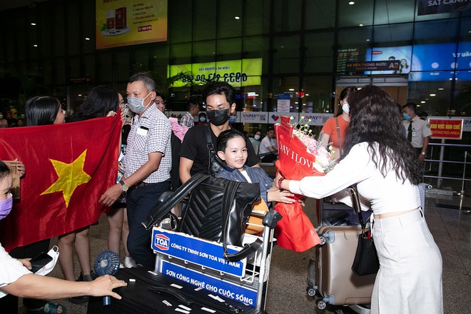 Nửa đêm muộn, con trai mang hoa ra sân bay đón vợ chồng Khánh Thi - Phan Hiển sau thành công tại SEA Games 31 - Ảnh 5.