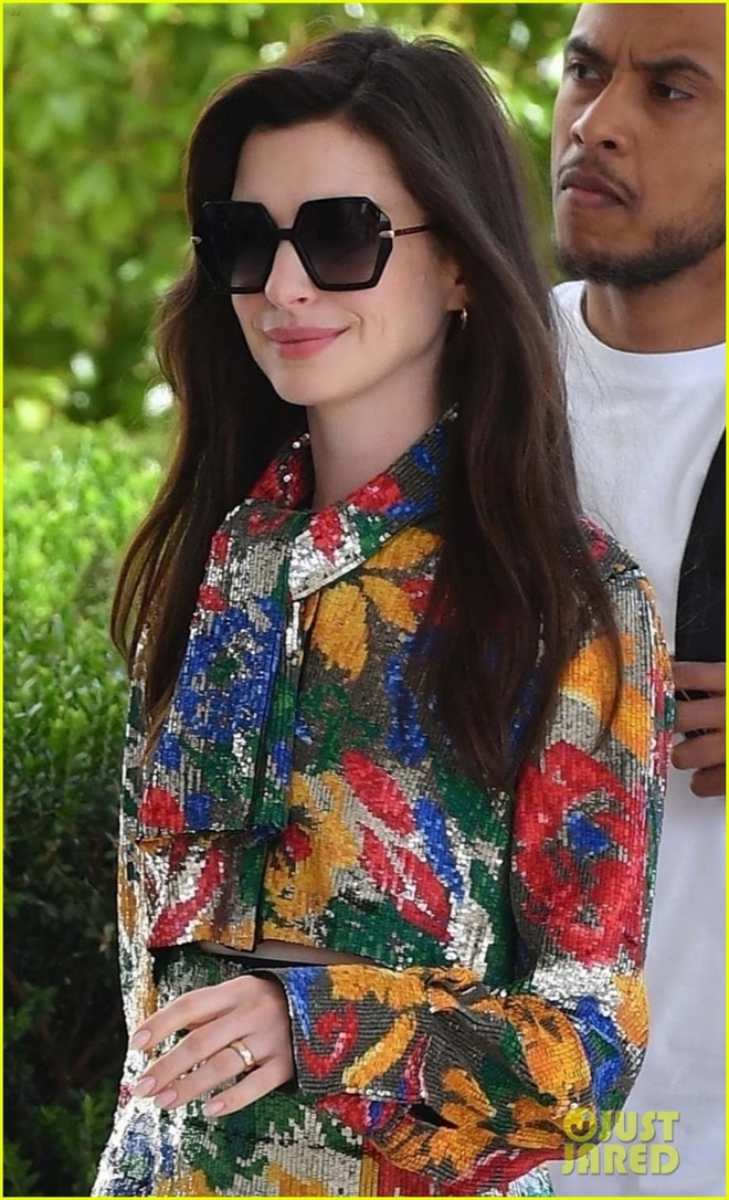Anne Hathaway diện trang phục họa tiết rực rỡ, t&aacute;i xuất xinh đẹp tr&ecirc;n phố - Ảnh 5.