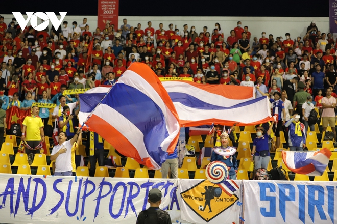 Cận cảnh kh&ocirc;ng kh&iacute; rực lửa tr&ecirc;n s&acirc;n Cẩm Phả ở chung kết b&oacute;ng đ&atilde; nữ SEA Games 31 - Ảnh 5.