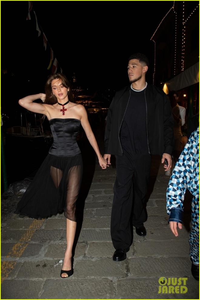 Kendall Jenner diện đầm xuy&ecirc;n thấu gợi cảm đi ăn tối c&ugrave;ng bạn trai ở Italy - Ảnh 7.