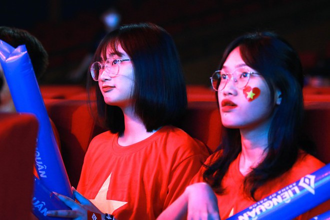 CĐV Thái Lan ngỡ ngàng trước sự cuồng nhiệt của fan Esports Việt Nam tại SEA Games 31 - Ảnh 7.