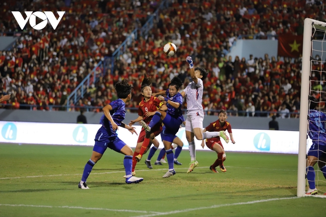 Cận cảnh kh&ocirc;ng kh&iacute; rực lửa tr&ecirc;n s&acirc;n Cẩm Phả ở chung kết b&oacute;ng đ&atilde; nữ SEA Games 31 - Ảnh 7.