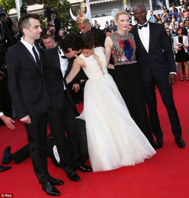 Những vụ quấy rối, gây sốc trên thảm đỏ Liên hoan phim Cannes - Ảnh 9.