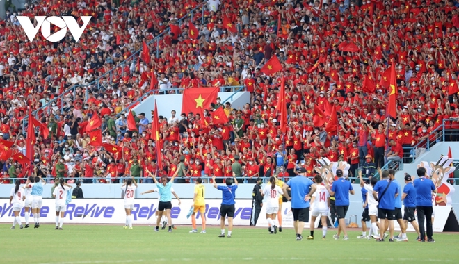 Cận cảnh kh&ocirc;ng kh&iacute; rực lửa tr&ecirc;n s&acirc;n Cẩm Phả ở chung kết b&oacute;ng đ&atilde; nữ SEA Games 31 - Ảnh 8.