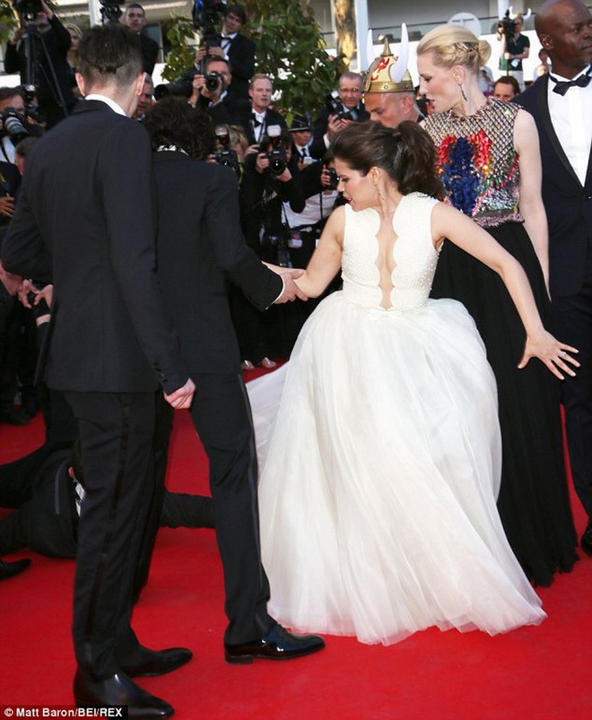 Những vụ quấy rối, g&acirc;y sốc tr&ecirc;n thảm đỏ Li&ecirc;n hoan phim Cannes - Ảnh 10.