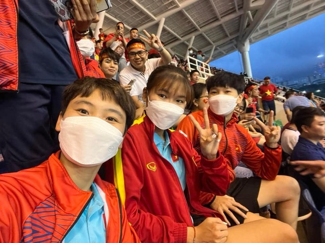 Khoảnh khắc viral: Hội nhà vô địch SEA Games tối hôm trước đi cổ vũ U23 Việt Nam hôm nay! - Ảnh 3.