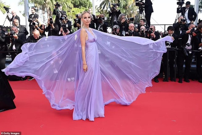 Cannes ngày 5: Nữ người mẫu quý tộc Anh mặc váy xuyên thấu lộ nội y kém duyên - Ảnh 14.