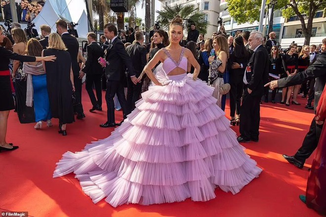 Cannes ngày 5: Nữ người mẫu quý tộc Anh mặc váy xuyên thấu lộ nội y kém duyên - Ảnh 15.