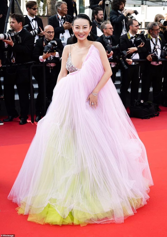 Cannes ngày 5: Nữ người mẫu quý tộc Anh mặc váy xuyên thấu lộ nội y kém duyên - Ảnh 17.