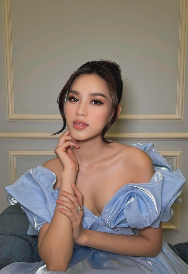Hoa hậu Đỗ Thị Hà diện váy cúp ngực sexy, đọ dáng quyến rũ cùng Á hậu Phương Anh - Ảnh 4.