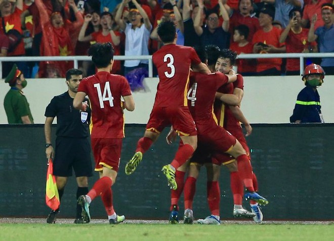 Khoảnh khắc cảm xúc: Nhâm Mạnh Dũng đánh đầu giúp U23 Việt Nam vô địch SEA Games 31 - Ảnh 4.