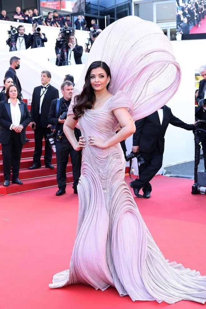 Đặc sản của Cannes: Những bộ váy áo cồng kềnh khiến “khổ chủ” di chuyển vất vả - Ảnh 6.