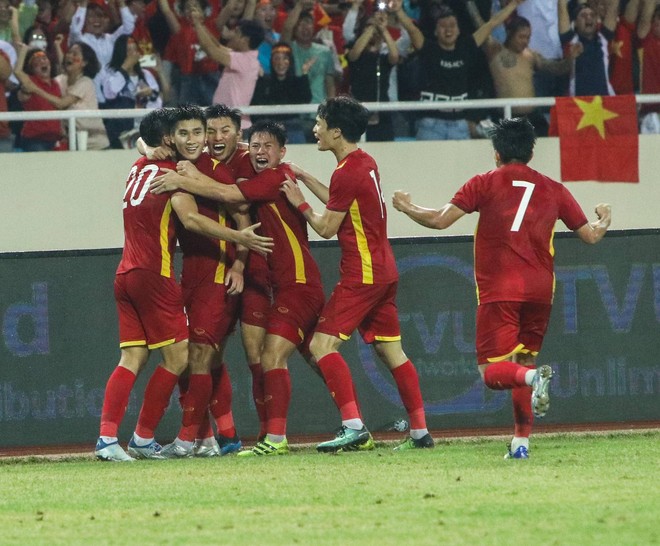 Khoảnh khắc cảm xúc: Nhâm Mạnh Dũng đánh đầu giúp U23 Việt Nam vô địch SEA Games 31 - Ảnh 5.
