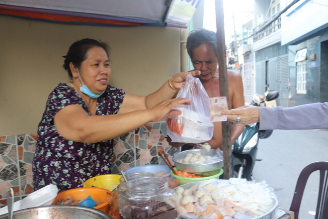 Quán nhỏ thay đổi thực đơn mỗi ngày, khách tự lấy thức ăn vì quá quen tính bà chủ hào sảng - Ảnh 8.