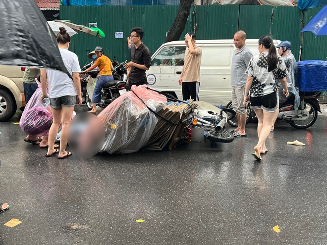 Hà Nội: Cụ ông 72 tuổi đi xe máy tử vong thương tâm sau tai nạn, một phụ nữ tự ý rời khỏi hiện trường - Ảnh 1.