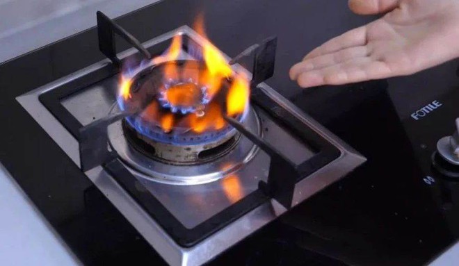 Cần làm gì nếu ngọn lửa của bếp gas chuyển sang màu đỏ? - Ảnh 1.