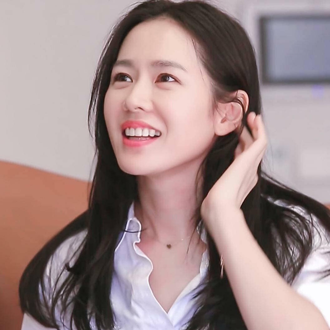 Mặt mộc ấn tượng của Son Ye Jin, da đẹp phát hờn khi soi cận cảnh - Ảnh 1.