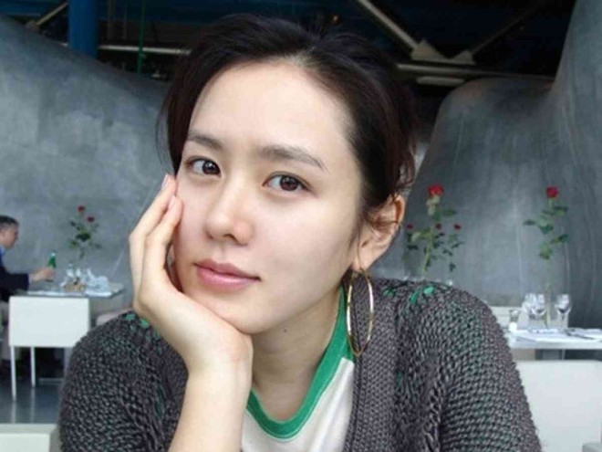 Mặt mộc ấn tượng của Son Ye Jin, da đẹp phát hờn khi soi cận cảnh - Ảnh 2.