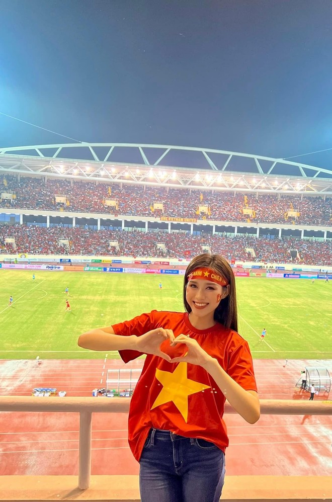 Nhan sắc xinh đẹp gây sốt của dàn Hoa, Á hậu mỗi lần đến sân vận động cổ vũ đội tuyển Việt Nam - Ảnh 1.