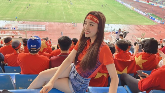 Nhan sắc xinh đẹp gây sốt của dàn Hoa, Á hậu mỗi lần đến sân vận động cổ vũ đội tuyển Việt Nam - Ảnh 5.