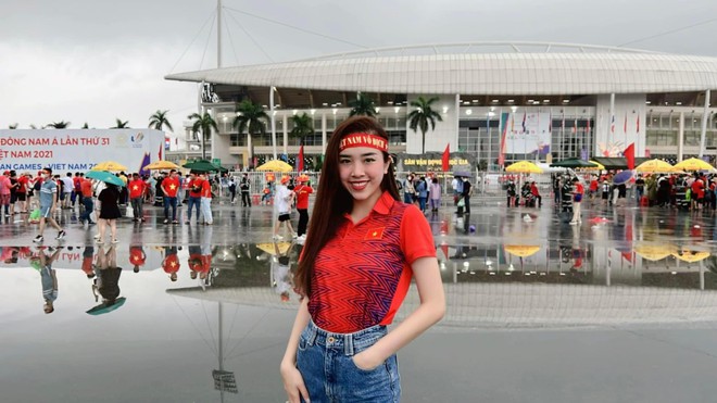 Nhan sắc xinh đẹp gây sốt của dàn Hoa, Á hậu mỗi lần đến sân vận động cổ vũ đội tuyển Việt Nam - Ảnh 6.