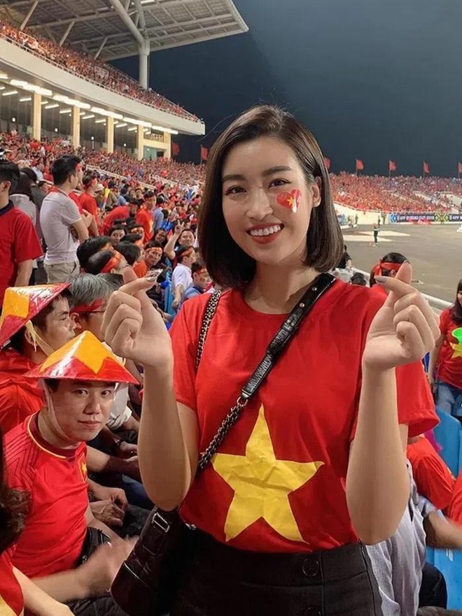 Nhan sắc xinh đẹp gây sốt của dàn Hoa, Á hậu mỗi lần đến sân vận động cổ vũ đội tuyển Việt Nam - Ảnh 12.
