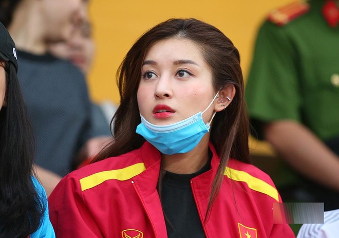 Nhan sắc xinh đẹp gây sốt của dàn Hoa, Á hậu mỗi lần đến sân vận động cổ vũ đội tuyển Việt Nam - Ảnh 15.