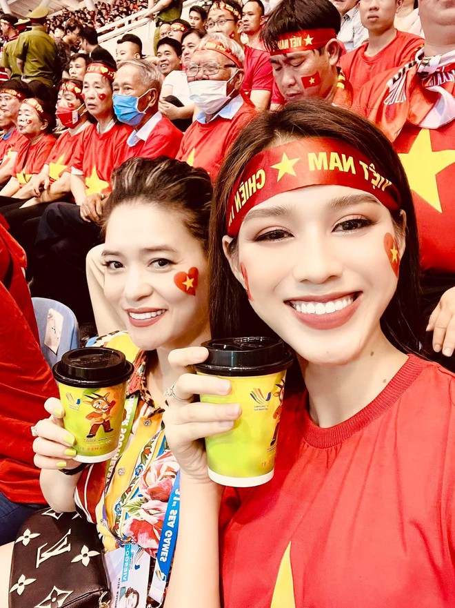 Nhan sắc xinh đẹp gây sốt của dàn Hoa, Á hậu mỗi lần đến sân vận động cổ vũ đội tuyển Việt Nam - Ảnh 4.