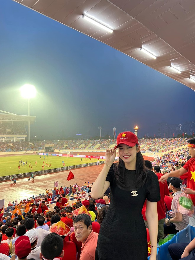 Nhan sắc xinh đẹp gây sốt của dàn Hoa, Á hậu mỗi lần đến sân vận động cổ vũ đội tuyển Việt Nam - Ảnh 7.