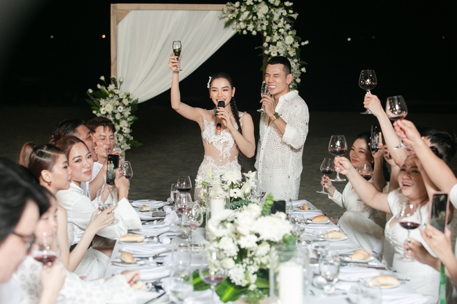 Đám cưới ở biển của Phương Trinh Jolie và Lý Bình, cô dâu diện váy siêu gợi cảm - Ảnh 11