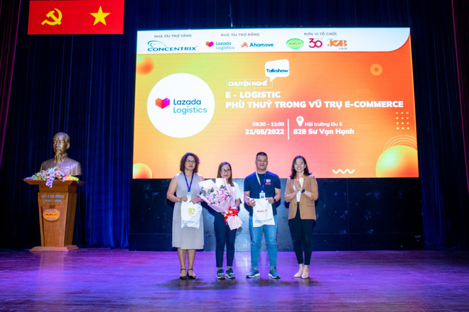 Vừa được việc vừa nhận quà khủng - Sinh viên hào hứng tại HUFLIT Job Fair 2022 - Ảnh 3.