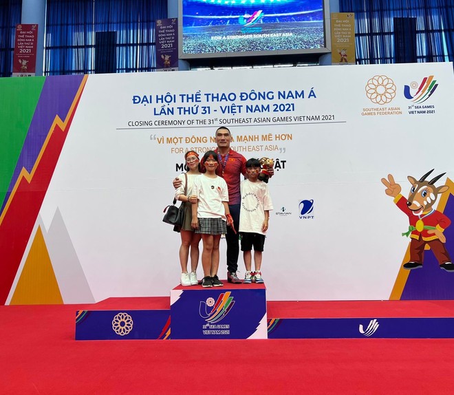 Gã khổng lồ cao 1m92 nặng 125kg và cô vợ thua 77kg: Hôm trước đoạt Vàng SEA Games, hôm sau về gấp để cưới vợ! - Ảnh 8.