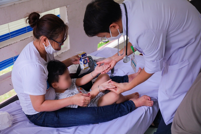 Bên trong khu vực cách ly trẻ mắc tay chân miệng tại BV Nhi đồng: Ca bệnh tiếp tục gia tăng, bác sĩ đưa ra cảnh báo - Ảnh 12