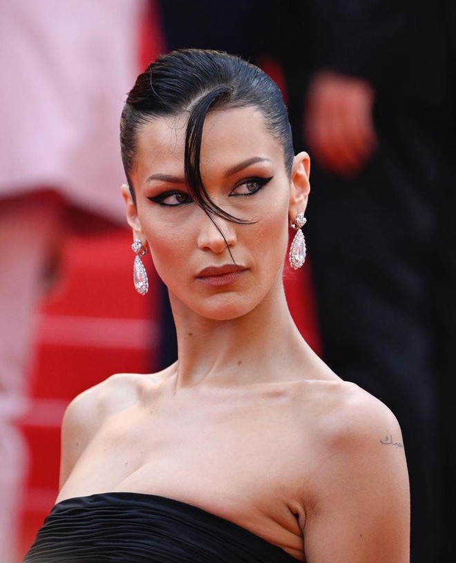 Bella Hadid tại LHP Cannes: Gây bão khi diện váy 35 năm tuổi, chăm mặc đồ gợi cảm nhưng cũng có 2 màn hớ hênh nhớ đời - Ảnh 3. Bella Hadid tại LHP Cannes: Gây bão khi diện váy 35 năm tuổi, chăm mặc đồ gợi cảm nhưng cũng có 2 màn hớ hênh nhớ đời - Ảnh 3.