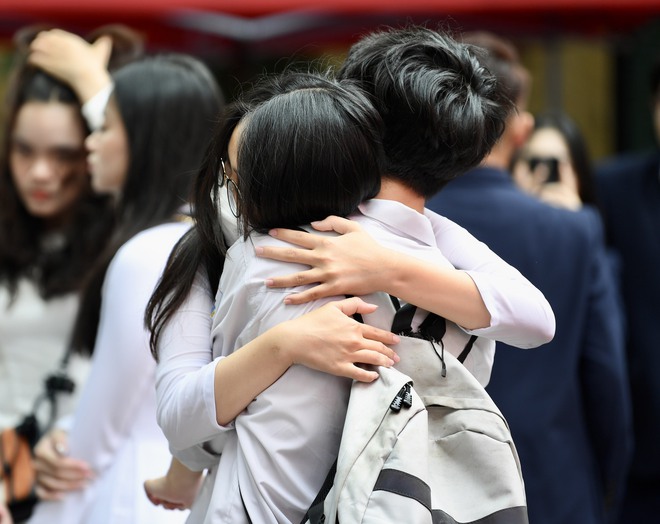 Chùm ảnh: Học sinh lớp 12 ôm nhau khóc nức nở trong lễ bế giảng cuối cùng của đời học sinh - Ảnh 7.