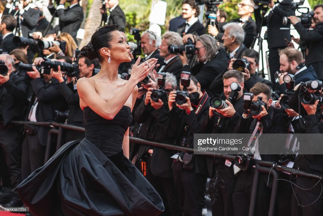 Thảm đỏ Cannes: Bella Hadid đẹp kinh điển so kè thiên thần Cara, minh tinh đắt giá nhất Bollywood dẫn đầu dàn mỹ nhân mặc độc lạ - Ảnh 4.