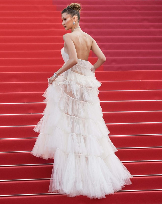 Bella Hadid tại LHP Cannes: Gây bão khi diện váy 35 năm tuổi, chăm mặc đồ gợi cảm nhưng cũng có 2 màn hớ hênh nhớ đời - Ảnh 6. Bella Hadid tại LHP Cannes: Gây bão khi diện váy 35 năm tuổi, chăm mặc đồ gợi cảm nhưng cũng có 2 màn hớ hênh nhớ đời - Ảnh 6.