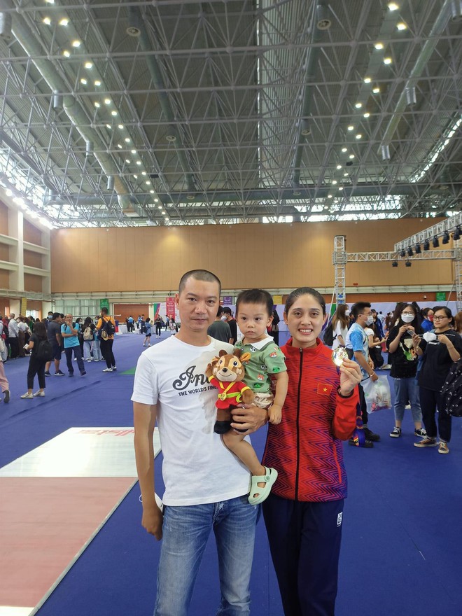 Vừa ở cữ xong quay lại thi đấu, mẹ bỉm làm nên lịch sử cho thể thao Việt Nam: Bố mẹ chồng cũng giúp sức cho con dâu giành HCV - Ảnh 5.