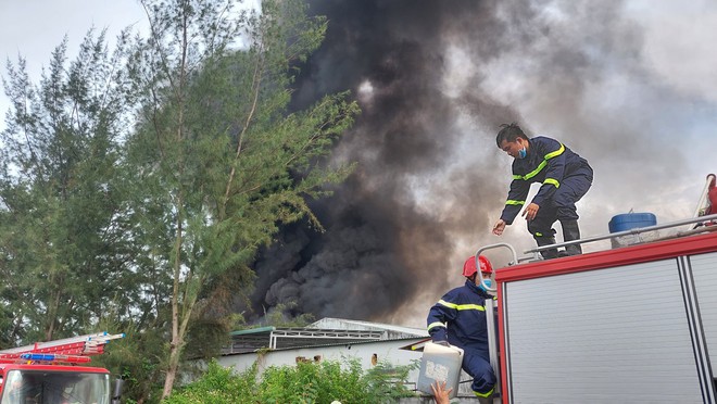 Cháy kinh hoàng tại công ty may, huy động cảnh sát 2 tỉnh thành dập lửa - Ảnh 3.
