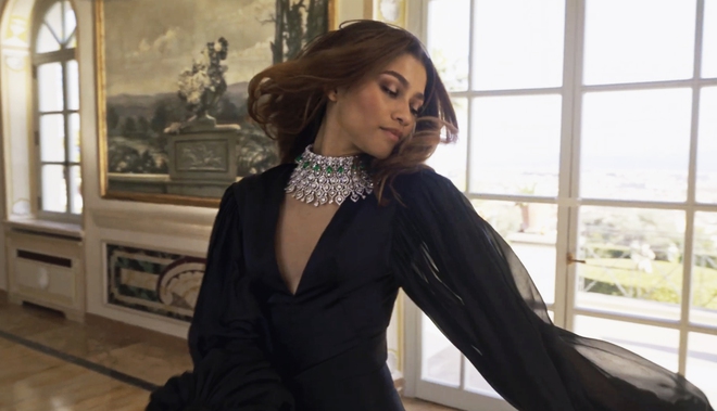 Zendaya diện đồ của NTK Công Trí, đọ sắc cùng Anne Hathaway - Lisa trong  video quảng cáo trang sức