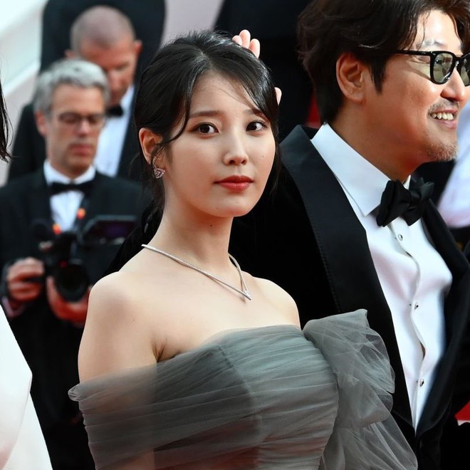 Dàn sao Hàn hạng A đổ bộ Cannes 2022: IU đẹp như tiên tử át cả sao Itaewon Class, Kang Dong Won chân dài choáng ngợp - Ảnh 5.