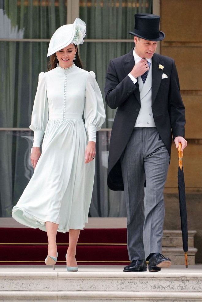 Công nương Kate xinh đẹp rạng ngời trong sự kiện bất chấp thời tiết xấu, nhà Meghan Markle đoàn tụ với Hoàng gia Anh - Ảnh 2.