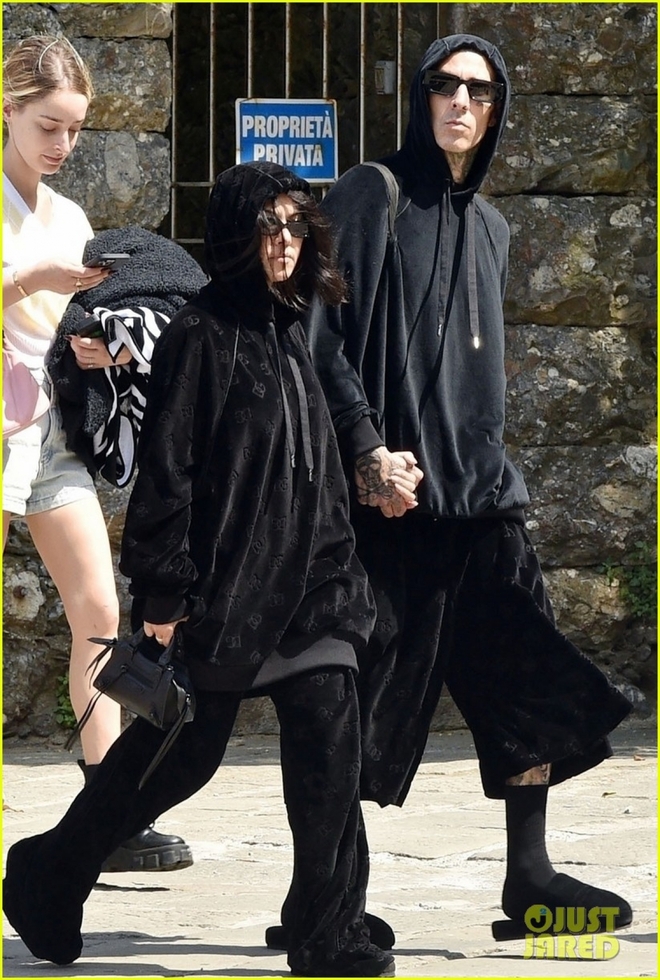 Kourtney Kardashian và chồng trẻ diện đồ đôi đi chơi sau hôn lễ - Ảnh 1.