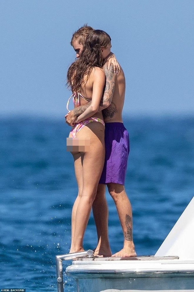 Hailey Bieber thả dáng sexy với bikini bé xíu, ôm ấp ông xã Justin trên du thuyền - Ảnh 7.