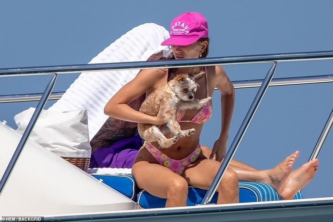 Hailey Bieber thả dáng sexy với bikini bé xíu, ôm ấp ông xã Justin trên du thuyền - Ảnh 8.