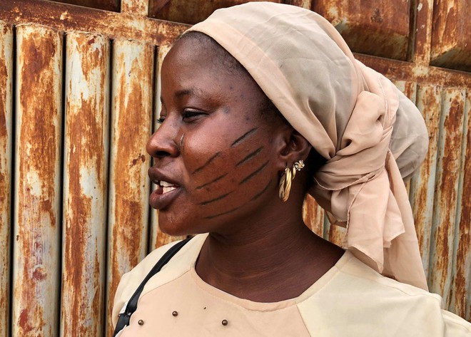 Tập tục rạch mặt tại Nigeria: Khi những vết sẹo trên mặt xác định danh tính và vẻ đẹp của một người - Ảnh 1.