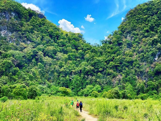 Hang Tú Làn có gì mà dạo này nhiều người tới trekking đến thế? Ngay cả hội chị em văn phòng cũng vác túi lên đường!  - Ảnh 1.